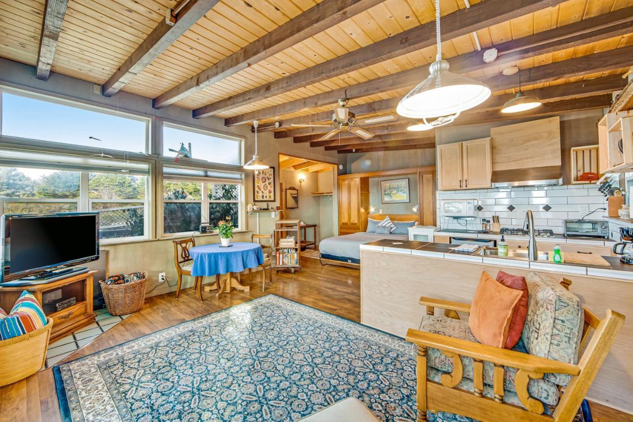 Headland Cove Retreat Villa Mendocino Room photo